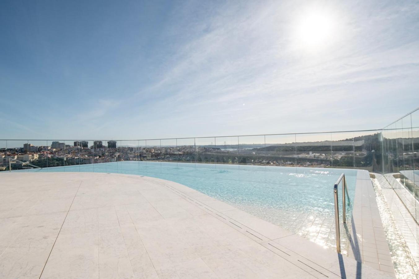 Cascais - 1 Bedroom And Shared Pool In Campolide Apartment