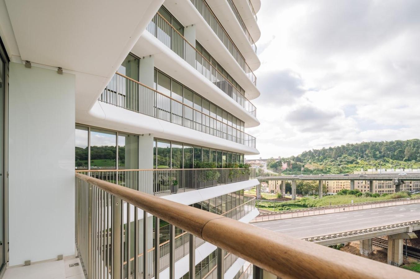 Cascais - 1 Bedroom And Shared Pool In Campolide Lisbon
