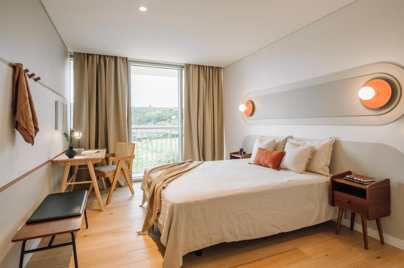 Cascais - 1 Bedroom And Shared Pool In Campolide Apartment